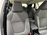 高いホールド性で運転姿勢が安定します。長距離ドライブでも疲れにくいのが魅力です。