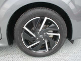 日産純正のアルミホイールが装着されてます。ボディデザインとマッチしておりカッコイイですね。