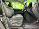 広々とした室内空間が魅力です。視界も広く、運転しやすい環境です。快適なドライブをサポートします。長距離運転も楽々です。