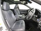 ゆったり室内で運転もしやすいです♪使い勝手の良い配置も考えられています!!
