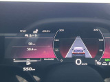スピードメーターなどの運転に必要な計器とともに、オーディオ・電話の操作画面などを表示。レイアウトはステアリングスイッチで切り替えでき運転に集中しながら必要な情報を瞬時に得ることが可能。