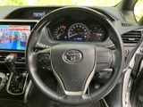 握りやすいステアリングは、運転の楽しさを高めます。操作性にも優れ、スムーズなハンドリングを実現します。