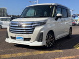 精悍な印象を与えるフロントマスク。流れるような曲線が特徴的で、都会の街並みに調和します。洗練されたデザインが際立つ一台です。