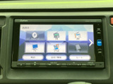 お好みの音楽をいつでも楽しめます。DVD/CDはもちろん、iPodやSDカードなど、様々なメディアに対応。長距離ドライブも快適に。