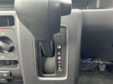 無段変速が魅力のCVT車です。発進から加速までアクセルを一定にして走ることで滑らかに走ります。車内も静かで振動もごくわずか!!CVT車もATの一種なので、もちろんAT限定免許で運転OKです!