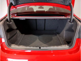 BMWではスペアタイヤが非搭載となるため、スペースは拡大されており、収納スペースとして利用可能。トランクの下にも収納スペースがあり、意外と役に立つスペースでございます。