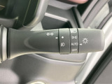 操作しやすい位置に配置され、直感的に操作できます。オートリターン機能で、安全な運転をサポートします。