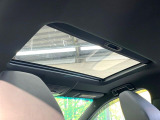 【サンルーフ】開放感たっぷりの希少装備、サンルーフが装着されています!車内に明かりを取り入れたり景色を楽しむ以外にも、車内の空気も簡単に換気できて快適です!