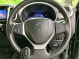握りやすいステアリングで、運転操作をサポートします。操作スイッチも配置されており、運転に集中できる環境です。