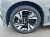 燃費が良く、ステアリング操作もスムーズに行うことができる、アルミホイール付き車ですよ。