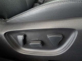 パワーシート搭載。微妙な調整が手軽にでき、ピッタリのポジションで運転することが可能です。