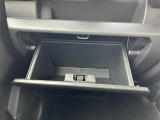 【グローブボックス】大容量のグローブボックスです!!車検証ケース他、日頃使う小物類の収納スペースもたくさんあります!