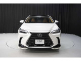 エクステリアは、一目でLEXUSとわかるスピンドルグリルを起点に、人が乗るキャビンの前後を大胆に絞り込んだ菱形のボディと力強く張り出したホイールフレアを融合させ、タイヤの存在を強調しています。
