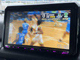 動画コンテンツも楽しめるモニターを搭載。休憩時間や移動中に、エンターテイメントを満喫できます。後部座席の方も楽しめます。