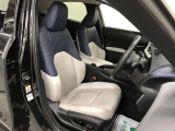 シート表皮には、本革に近い風合いと手触りを追求したL-tex(エルテックス)を使用!ハッチバックのようなキビキビとした走りを予感させる低いドライビングポジションのシート!スポーティさが魅力的!