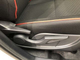 運転席シート座面は上下アジャスター付きです。お好みの位置に調整可能です。
