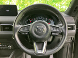 ステアリングから手を離さずに操作できるので、安全運転をサポート。視認性も高く、直感的に扱えます。雨の日も快適なドライブを楽しめますね。