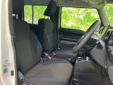運転席からの視界は広く、運転操作もスムーズに行えます。シンプルで使いやすい空間が、快適なドライブをサポートします。