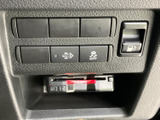 駐車時の安全性を高めるバックモニター。狭い場所でも安心して駐車できます。後方の状況を的確に把握し、安全な運転をサポートします。