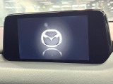 【8インチマツダコネクト】車内の雰囲気にマッチした大型のディスプレイ。スマホ接続でのナビ使用やBluetooth再生等、様々な機能が楽しめます。直感的なダイヤル操作が可能で、使い勝手も良好です。