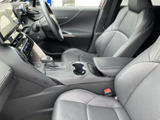ドライバーを快適にサポートする、使いやすいコクピット。充実した機能で運転をアシストします。