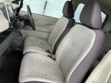 快適なドライビングをサポートする運転席。操作しやすい配置で、スムーズな運転操作を可能にします。収納スペースも充実しています。