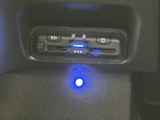 操作感の良いレバーで、スムーズな車線変更をサポート。夜間でも視認性の高いインジケーターが、安全な運転をサポートします。
