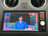 停車中にTVを楽しめるので、待ち時間も充実。ニュースやドラマ、お気に入りの番組を車内でリラックスして視聴できます。快適な空間を演出します。