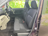 運転しやすい位置に配置されたステアリングやペダルで、快適なドライビングをサポートします。視界も広く、運転に集中できます。運転席からの眺めも良好です。