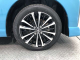 【純正アルミホイール】です!車両デザインに合わせてホイールをデザインしているため、見た目にもカッコイイアルミホイール♪洗車もラクチンで錆びません。