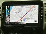 見やすい地図表示で、目的地までの道案内をスムーズに行います。渋滞情報も確認でき、最適なルートを選択できます。