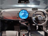 MINIの内装はとにかく『円』に拘ったデザインコンセプトが一目で伝わってきます。これほど円形に拘った車は他に御座いません。伝統のデザイン、トグルスイッチなど遊び心のある内装で御座います。