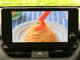 停車中にTVや映像コンテンツを楽しめる機能が搭載。長距離移動や待ち時間も快適に過ごせます。後部座席の方にも喜ばれる嬉しい装備です。