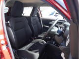 【清潔感のある運転席&助手席】隅々までクリーニングの行き届いた運転席&助手席。目立ったシミや汚れ等もございません。