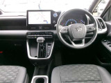 ヴォクシーの運転席まわりです。