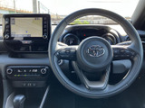 握りやすいステアリングは、運転の楽しさを高めます。操作性にも優れ、快適なドライビングをサポートします。