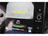 シフトレバーをリバースにすると連動してバックカメラ、サイドカメラ映像&バックセンサーに切り替わります。スイッチ一つでフロントカメラや全周囲カメラの切り替えも出来ます