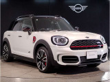 MINIのフロントグリルのデザインはイギリスで生まれた当初から、シルバーのサイドバーが折り重なった伝統的なデザインで御座います。その伝統はBMWのお車になってからでも少しずつ形を変えて守られております