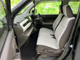 運転に必要な情報を分かりやすく表示するメーター類。操作性にも優れており、運転に集中できます。