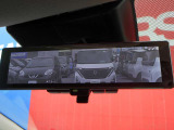 車両後部より後方が映るインテリジェントルームミラー。後ろに荷物を満載にしても、定員乗車でもルームミラーで見る視界は良好です!