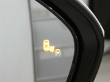 隣車線を走る車両をレーダーで検知し、ドアミラーでは確認しにくい後側方エリアに存在する車両に加え、急接近してくる車両も検知します。車両を検知するとドアミラーに搭載されたLEDインジケーターが点灯します。