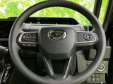 握りやすいステアリング形状で、運転姿勢をサポート。オーディオ操作など、便利な機能もスイッチひとつで操作可能です。