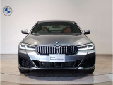 【キドニーグリル】BMWは約90年もの間、ほぼ全ての車両にひと目でBMWだと分かるこの特徴的なフロントグリルが備えられ、デザイン・アイコンとして親しまれてきました。