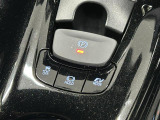 【電子パーキングブレーキ】指先ひとつでサイドブレーキの操作が可能です。信号待ちなどでブレーキペダルから足を離しても停止状態を保持する「ブレーキホールド機能」も搭載。