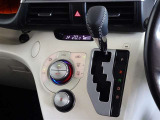 車内を快適に、オートエアコンを装備しています。