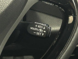 【レーダークルーズコントロール】従来のクルコンの機能に加え、先行車に接近すると、安全な車間距離を保ちながら先行車の車速に合わせ追従するシステム。