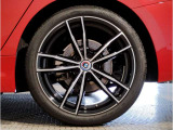 BMWの純正アロイホイールは軽量かつ強度にも優れているホイールで走行性能を引き上げる設計になっております。足元にもBMWは妥協がなくこだわっている個所になります。