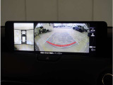 【360&deg;ビュー・モニター】クルマを真上から見たような俯瞰(ふかん)映像や助手席側のサイド映像など、視点を切り替えて表示。さまざまなアングルで視界をサポートします。