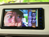 停車中には、地上デジタル放送を楽しめます。家族や友人と車内でリラックスした時間を過ごせます。エンターテインメント機能が充実しています。