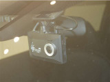 【ドラレコ前(後方用カメラ有)】今では車の必需品です。運転中の映像や音声を記録して残します。事故などが起きた場合の証拠になるので、もしもの時に役立ちます。